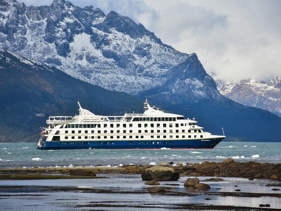 Crucero expedición navegando entre glaciares y montañas nevadas en la Patagonia austral