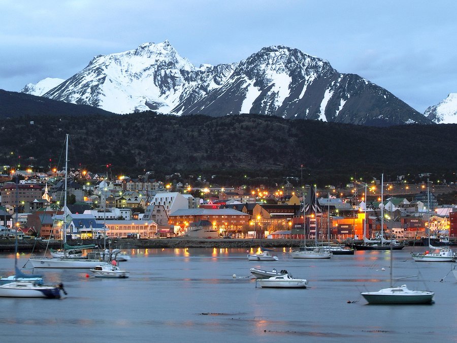 Vista de Ushuaia al atardecer, con el Canal de Beagle y las montañas nevadas de fondo