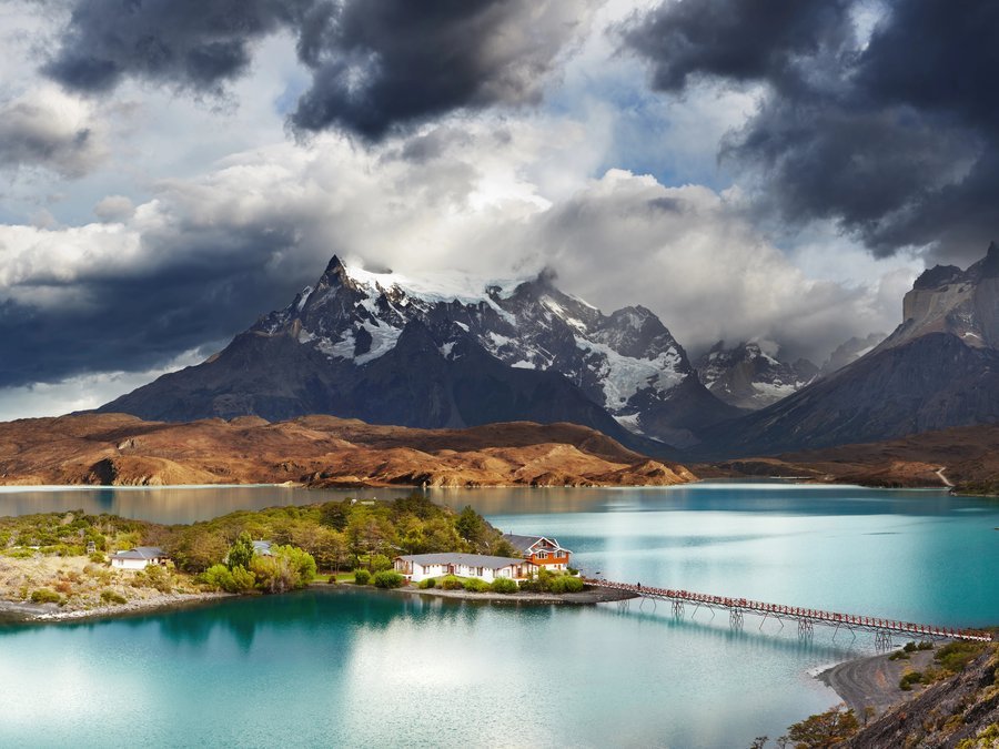 Macizo del Paine y lago turquesa en el Parque Nacional Torres del Paine, Chile
