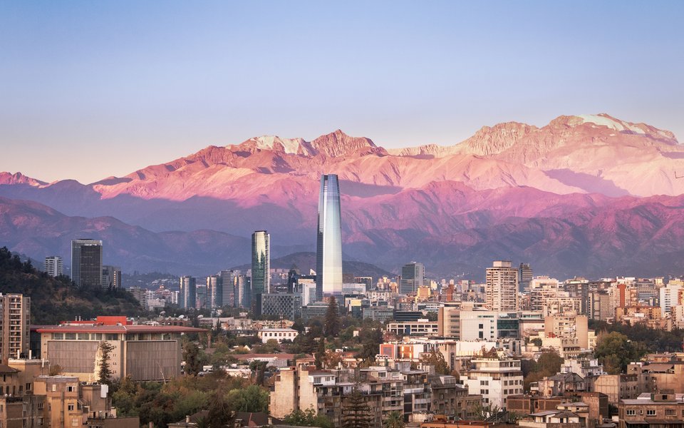 Atardecer sobre Santiago de Chile con la cordillera de los Andes de fondo