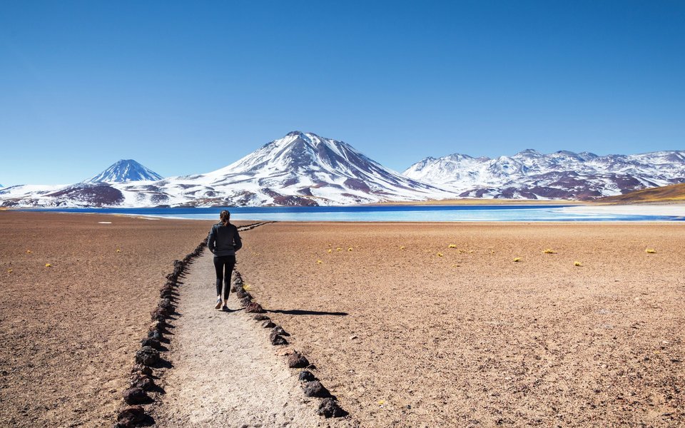 Caminata junto a una laguna altiplánica en el desierto de Atacama, norte de Chile
