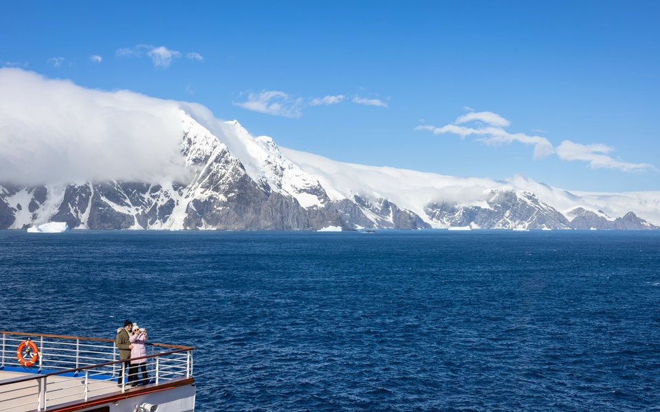 Pasajeros observando los fiordos patagónicos desde la cubierta de un crucero Princess