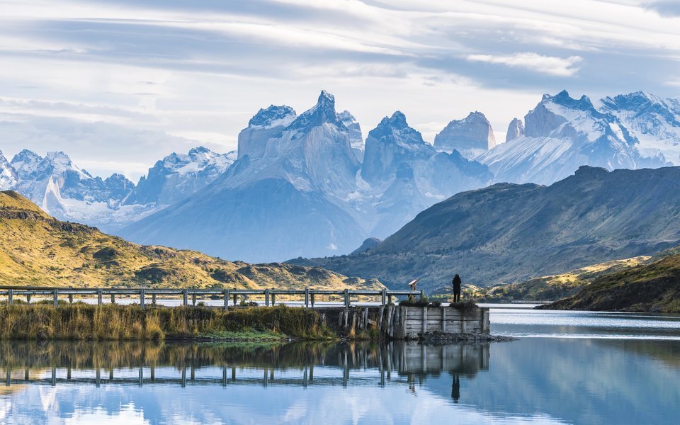 Macizo del Paine reflejado en un lago en la Patagonia chilena, cerca de Puerto Natales