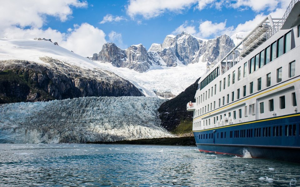 Crucero Stella Australis navegando junto a un glaciar en un fiordo patagónico