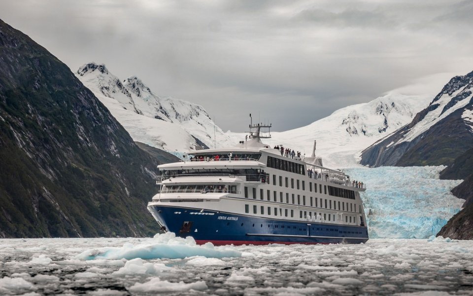 Crucero Ventus Australis navegando entre icebergs y glaciares en Tierra del Fuego